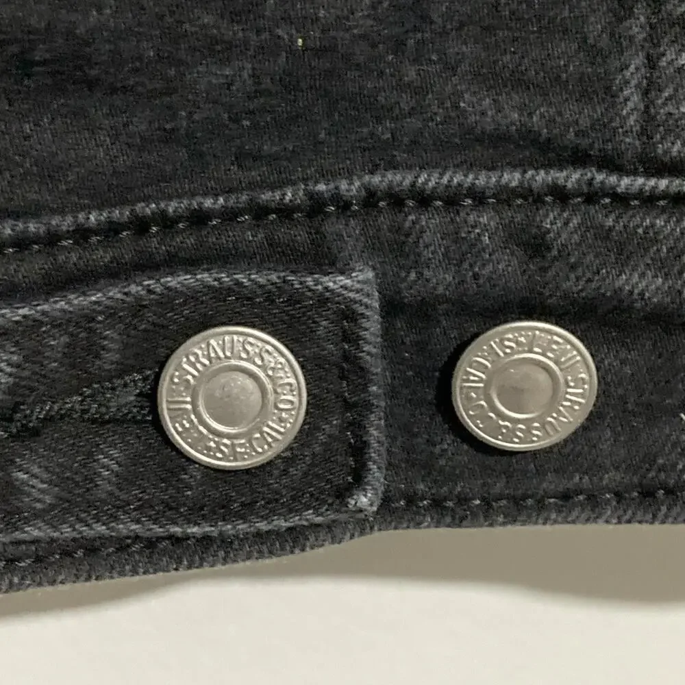 Levis excellent see